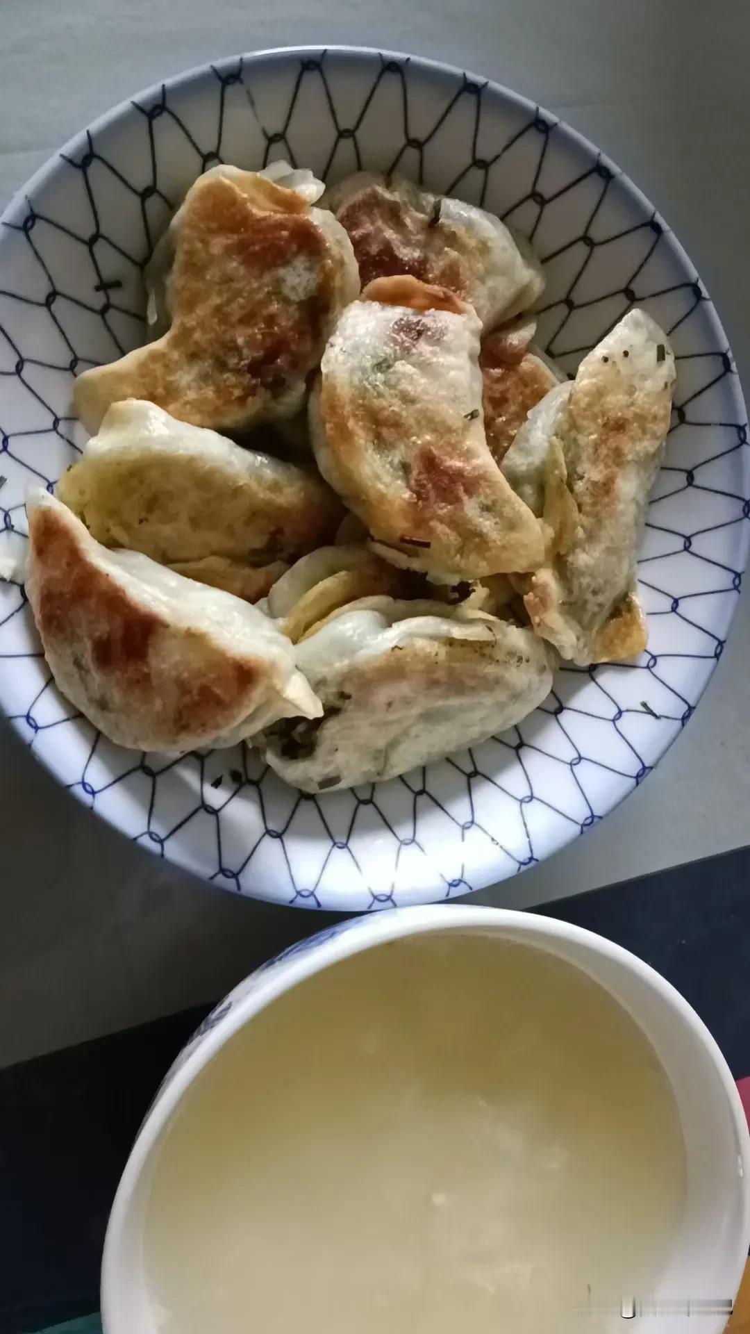 自己动手，丰衣足食。
总感觉早餐店的水煎包油太多，对三高的来说，少吃为妙。但又喜