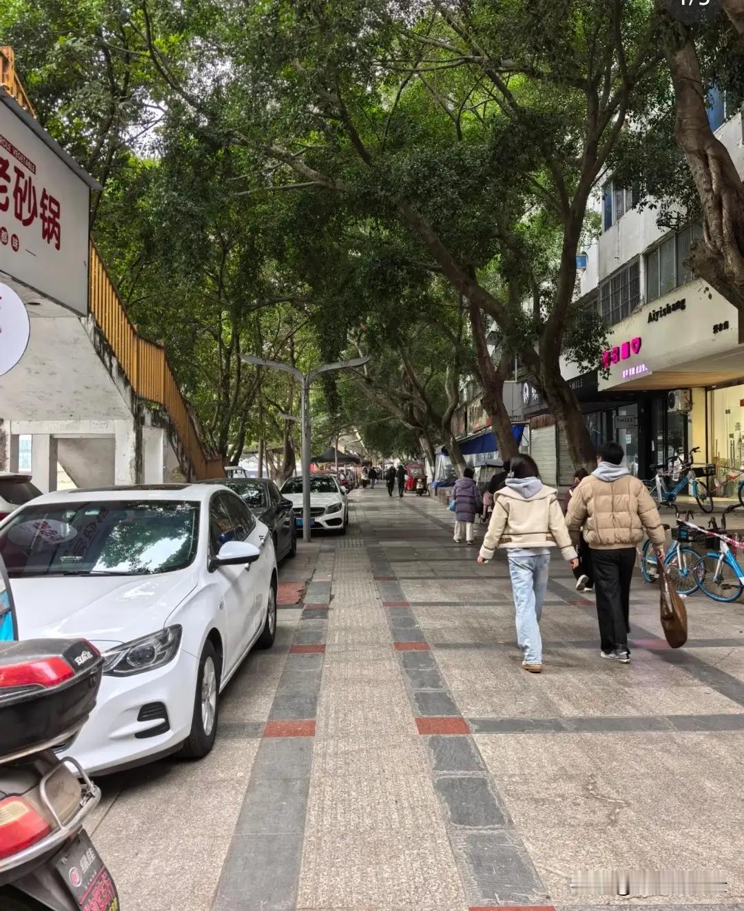 周末睡到自然醒，花几十块买张票，晃悠一两个小时到一个从没去过的县城，吃碗当地的面