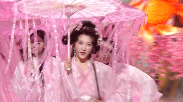 关晓彤桃花笑舞台好灵 关晓彤在《桃花笑》舞台上真的美到我了！粉色衣裙配上她甜美的