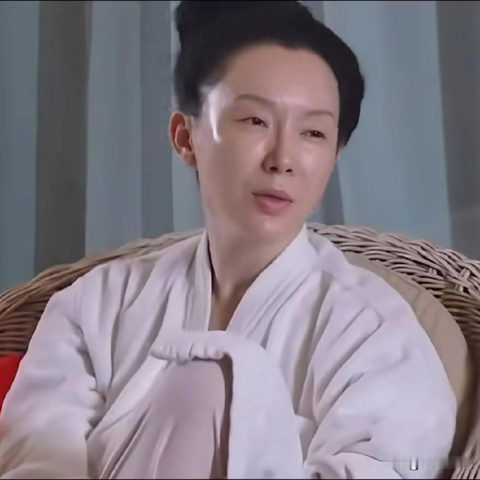陈数素颜暴露眼睛怎么这么小，完全认不出来了。女神魅力全无，大小眼一个站岗，一个放