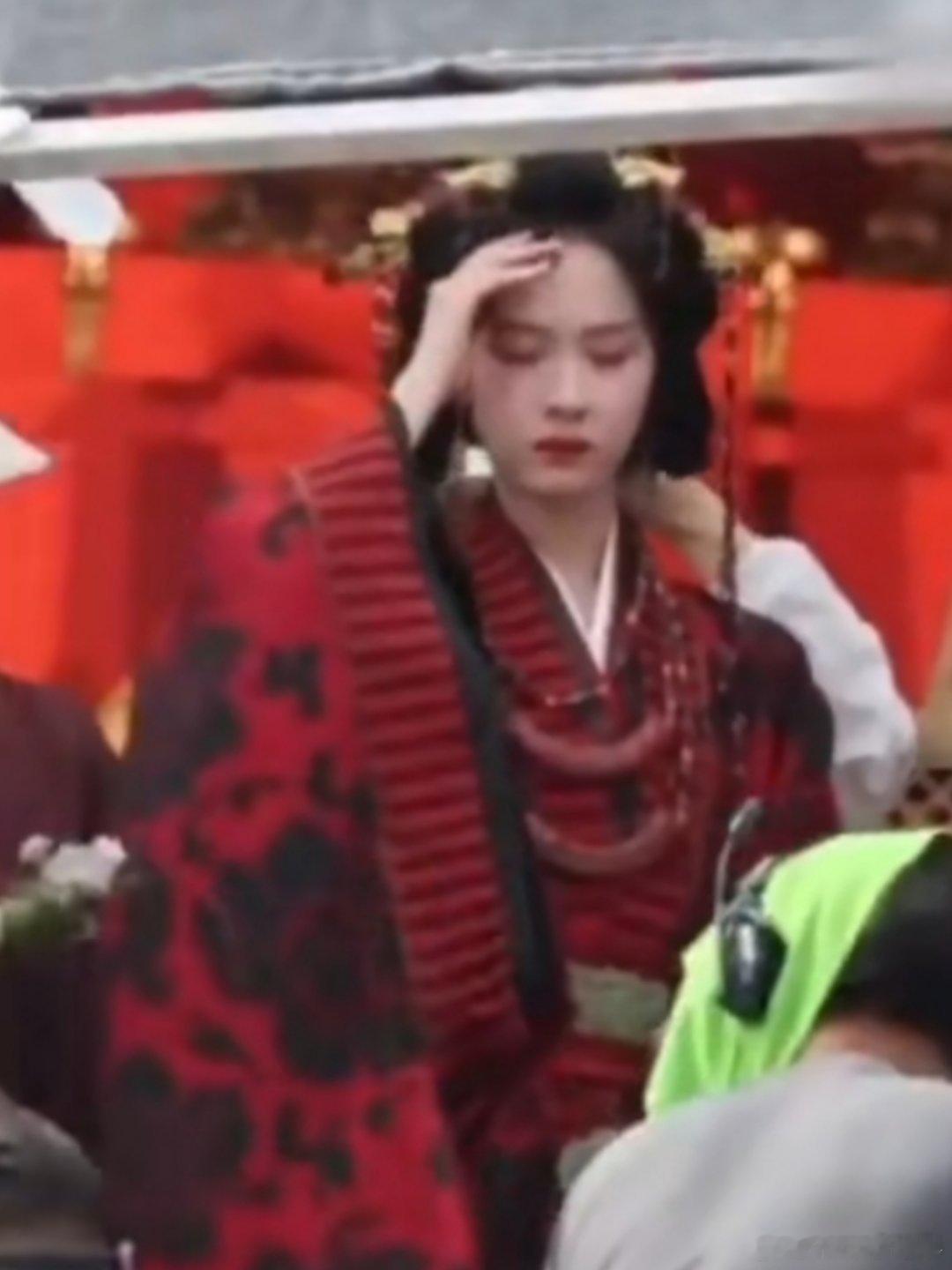 横店女明星热得命好苦的样子谁来救救这个陈都灵，感觉孩子快热撅过去了已经扶额崩溃了