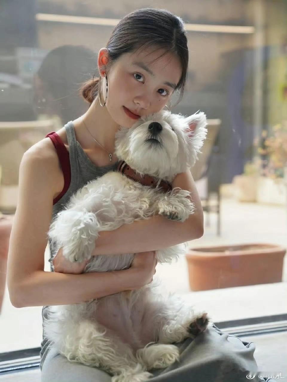 牢A让我想起了黄磊的女儿黄多多，在国内时清纯可爱、冰雪聪明，但是去了美国留学之后