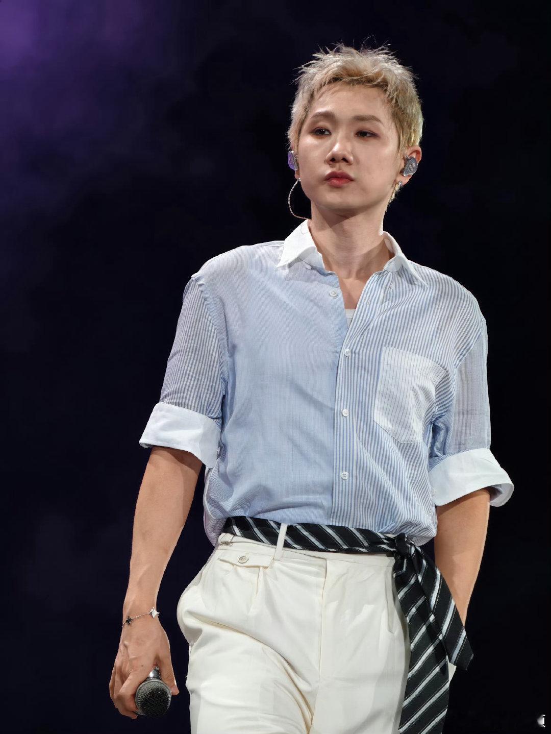 汪苏泷演唱会哭了4次汪苏泷哭了4次汪苏泷这假哭也太会演了吧，五官都皱成一团了，结