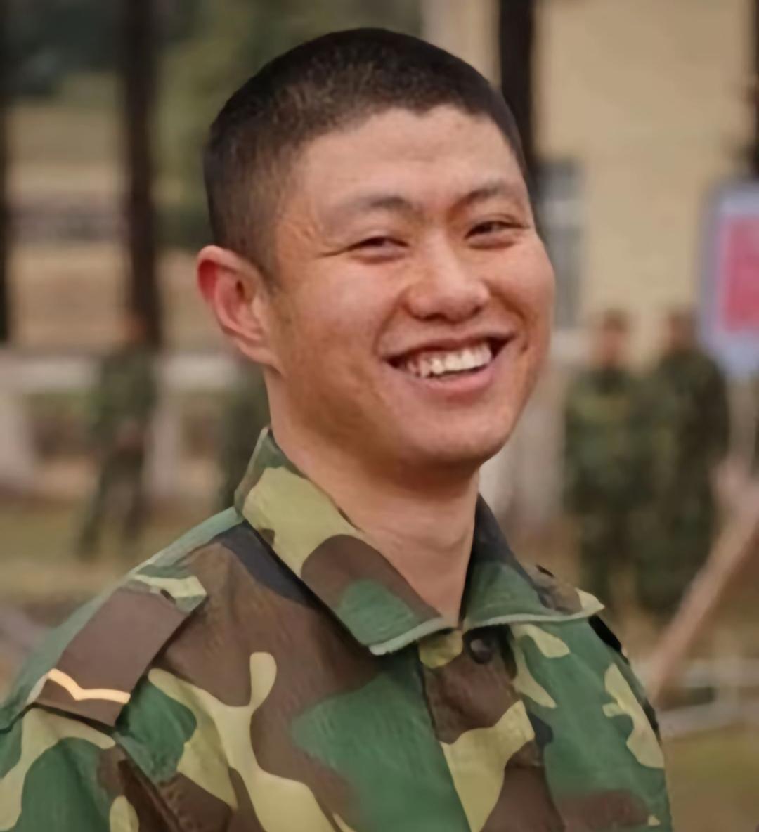 绝了！硬汉变“花美男”

在娱乐圈里

赵荀可以说是独一份的存在

今天刷到赵荀