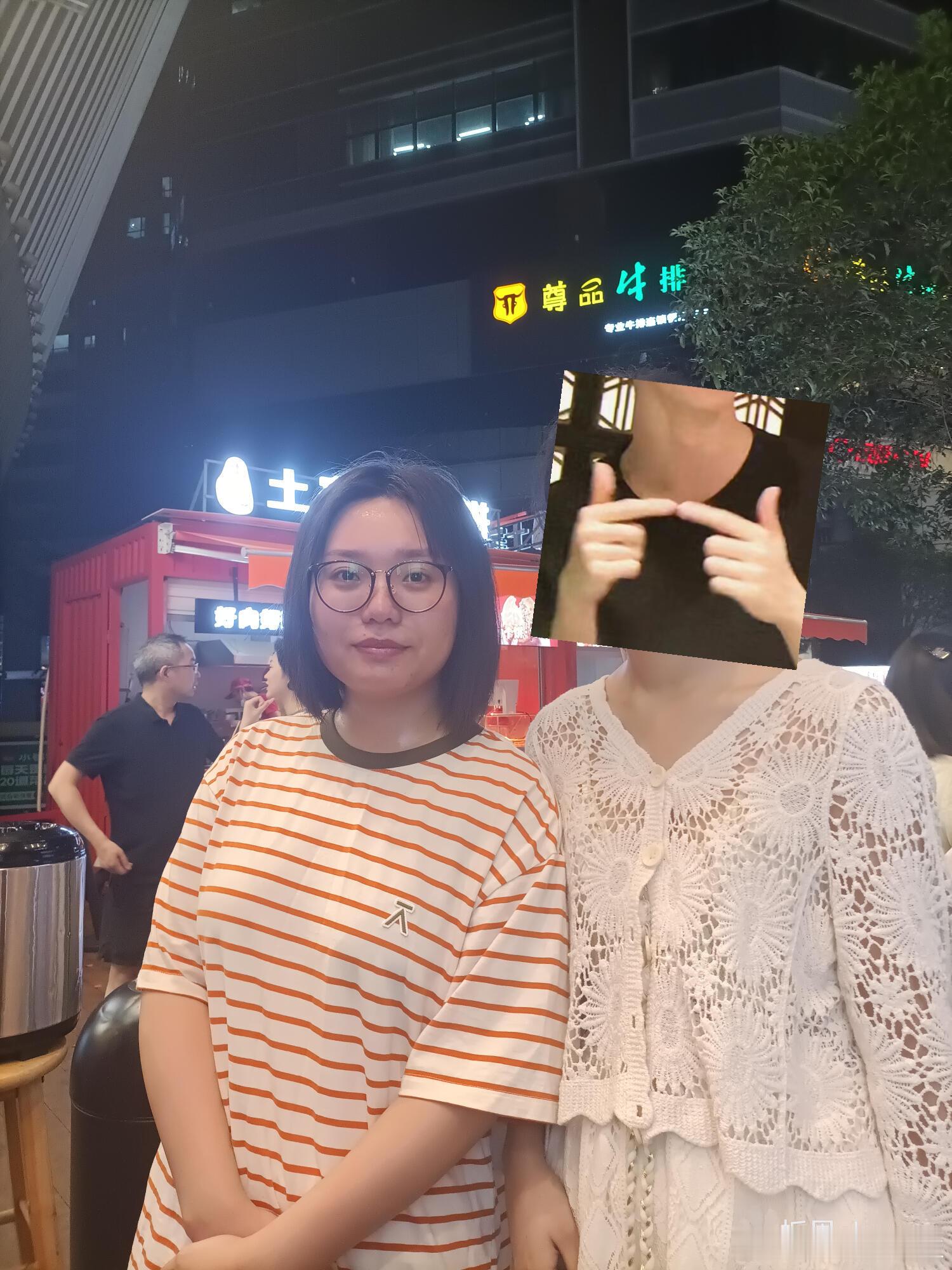 #偶遇李雪琴排队买奶茶##李雪琴排队买奶茶# 网友偶遇李雪琴排队买奶茶，穿搭朴素