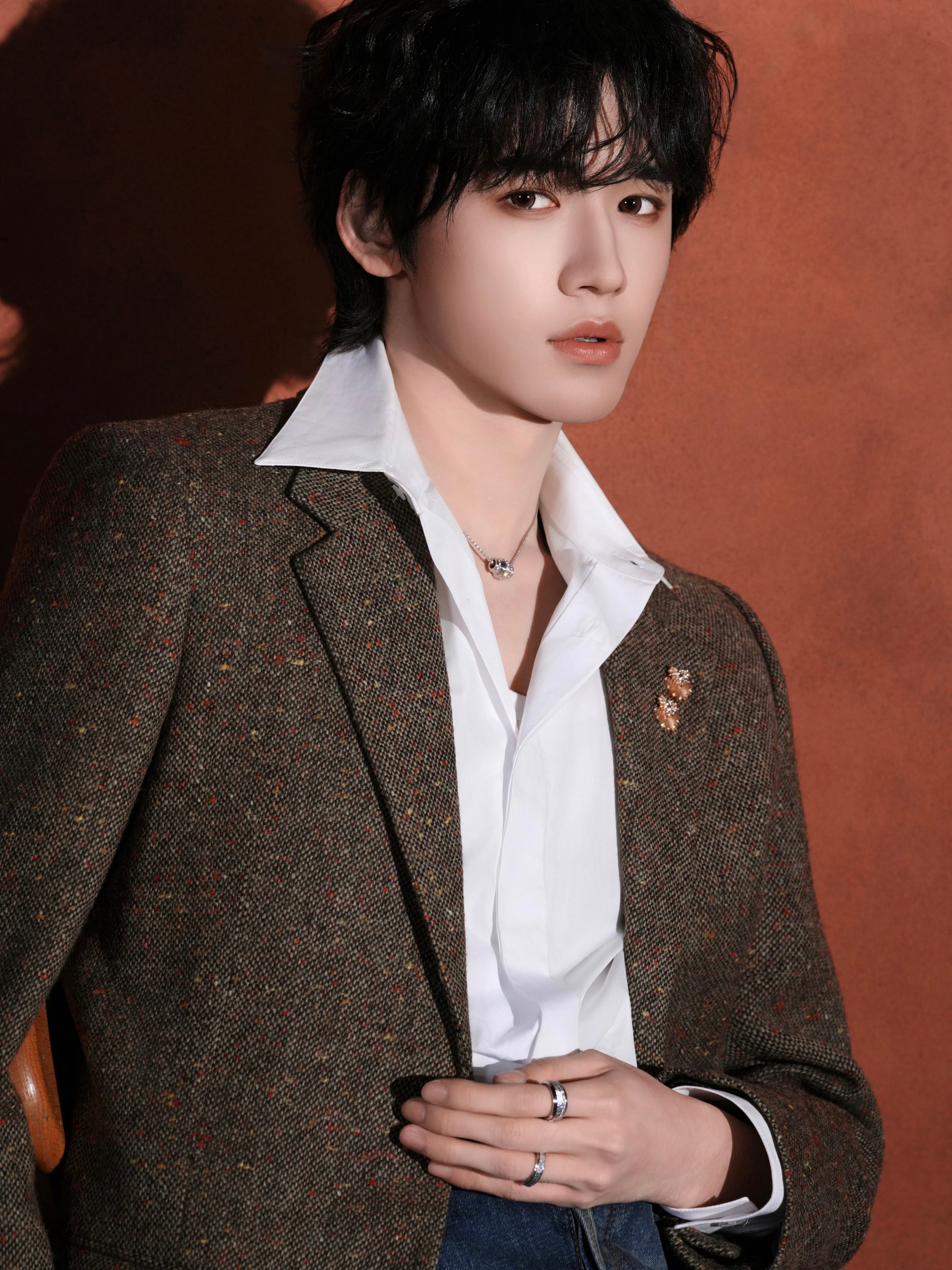 来自宋亚轩最新单曲《无趣生活指南》的造型宣传物料 ，从 Dior 到 Valen