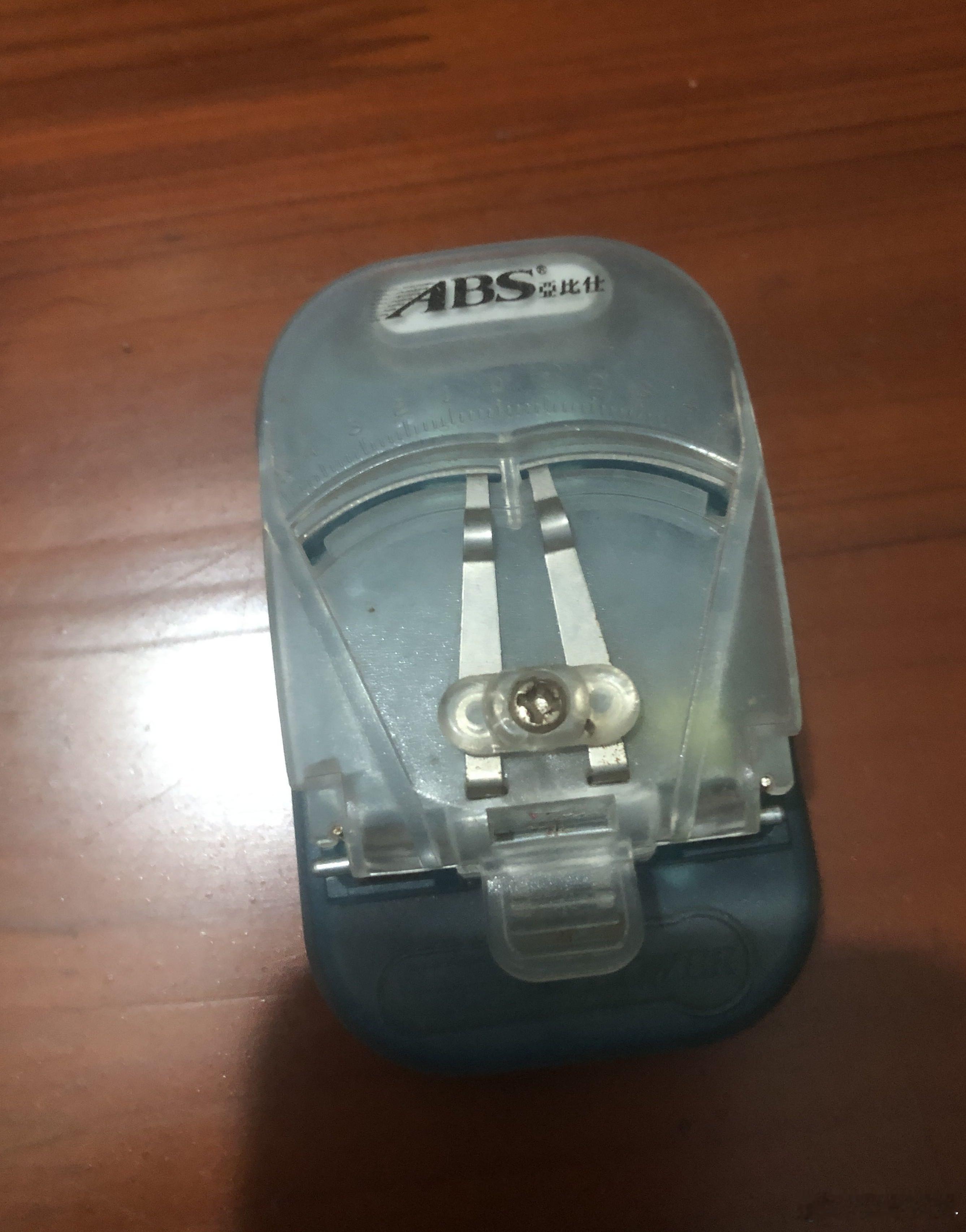 90后的你看到这个图，是不是都不认识了？这是万能充电器，手机电池能抠下来自由充电