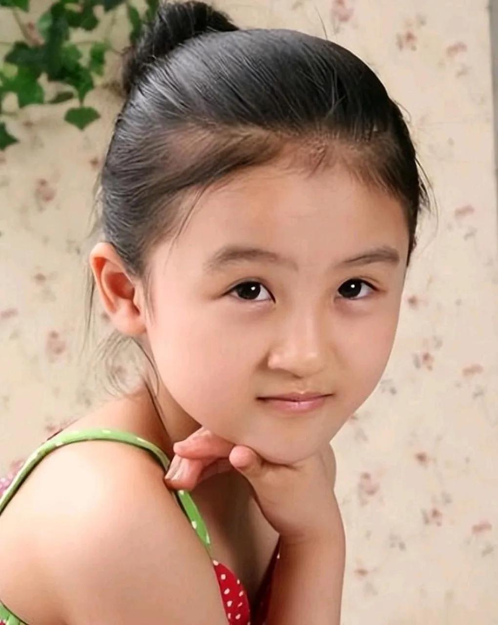 在颜值至上的娱乐圈，陆子艺因婴儿肥遭非议，《花千骨》中角色更引批评，媒体甚至建议