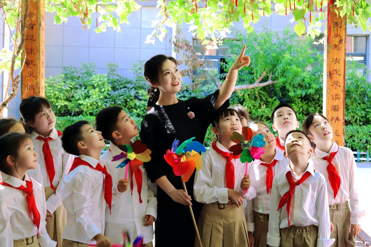 有人说不该给老师开工资，灵魂工程师开啥工资啊！

要我说， 也不该给他们饭吃，灵