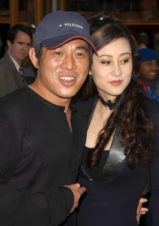 1992年，李连杰慌忙地冲进向华强的办公室，对他说：“强哥，借我1200w，我现