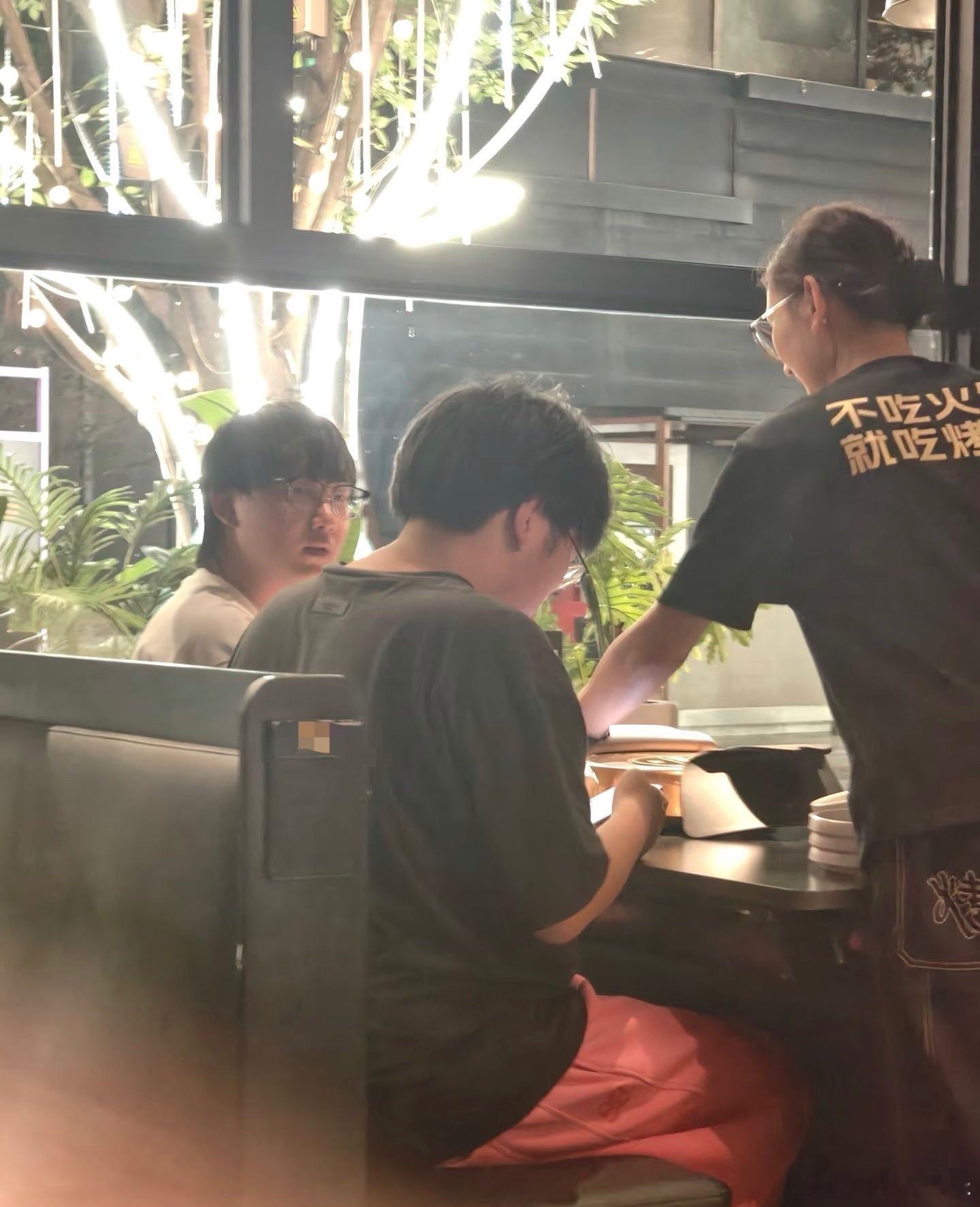 在成都偶遇fly和无双了电竞选手有自己的赛后三件套电竞选手不光在赛场上操作拉满、