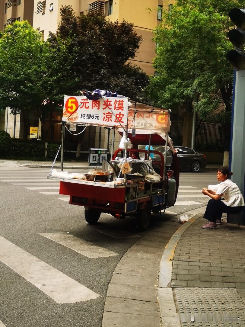 【西安街头摊价大反转！从前摊比饭店贵，如今5元肉夹馍遍地？】
 
还记得前阵子热