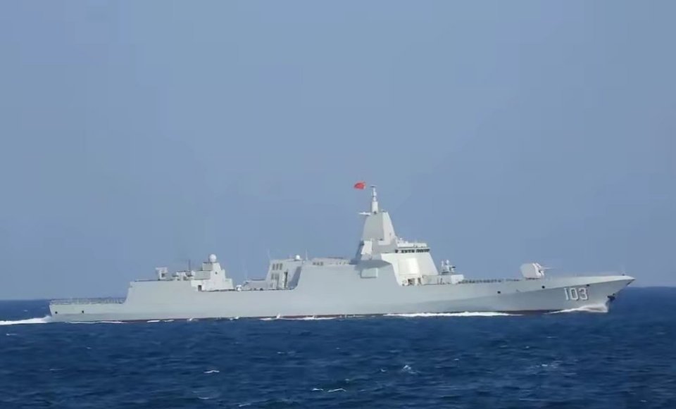 黄海上空几声巨响，055大驱击落大批无人机，给美日指挥官上了一课！据俄罗斯卫星通