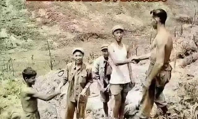 1953年，朝鲜战争结束时，中美士兵放下了手中的枪，相互握手致敬。他们脱下军装，