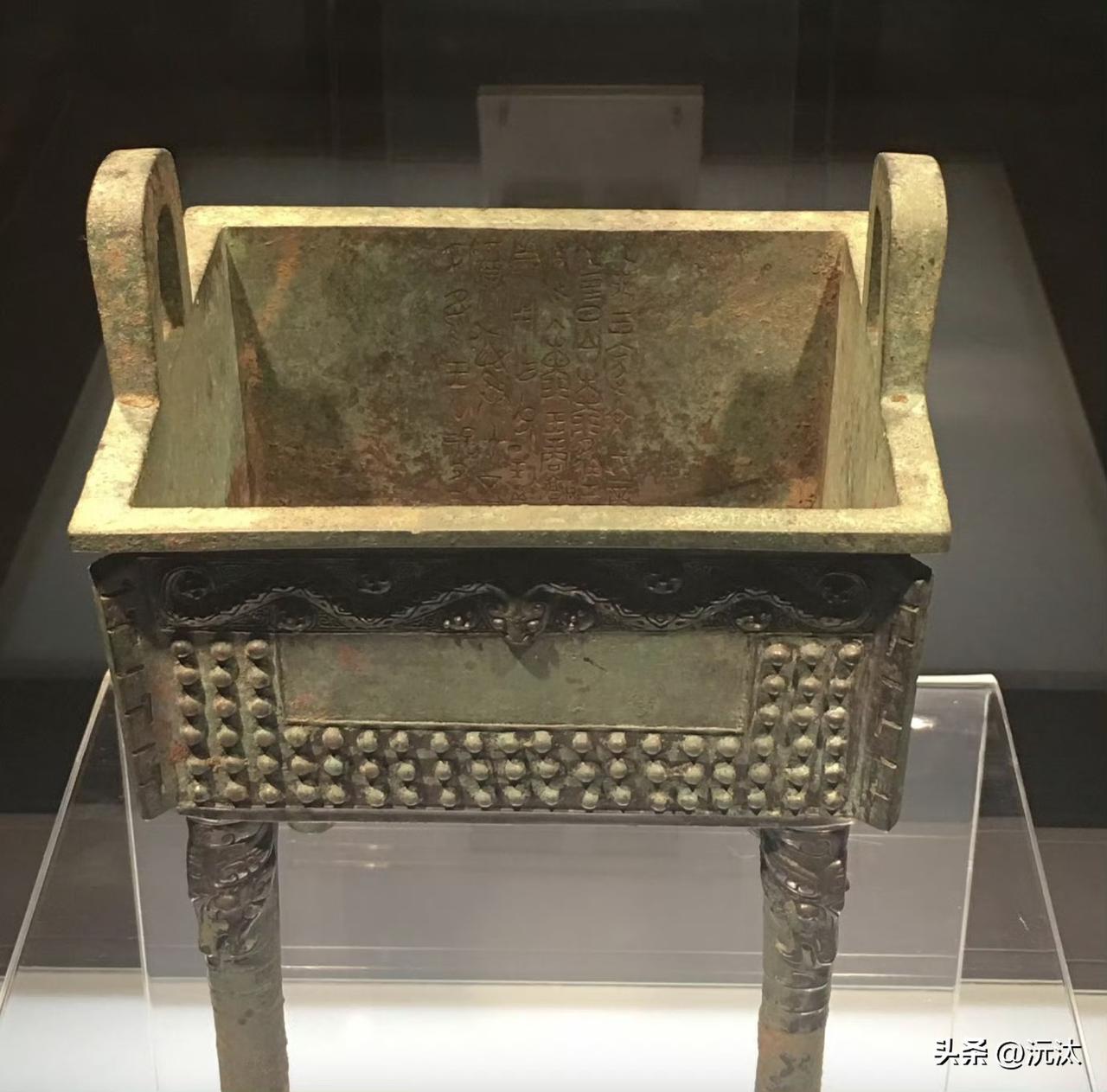 今天，有人我和讨论青铜铭文的问题，他说商代青铜器没有什么铭文。沅汰博物馆 

那