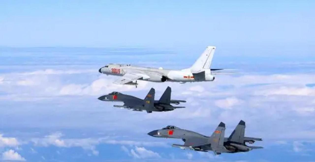 【中国人民解放军通告】
我战略轰炸机编队已完成战斗巡航，鹰击长空，雷霆待命。
捍