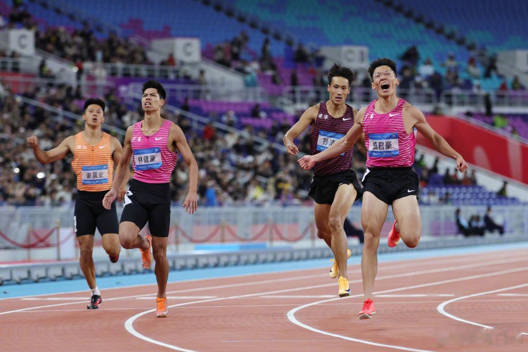 【施君豪夺金想为师傅梁小静争口气】十五运会田径男子200米决赛19日晚在广东奥体