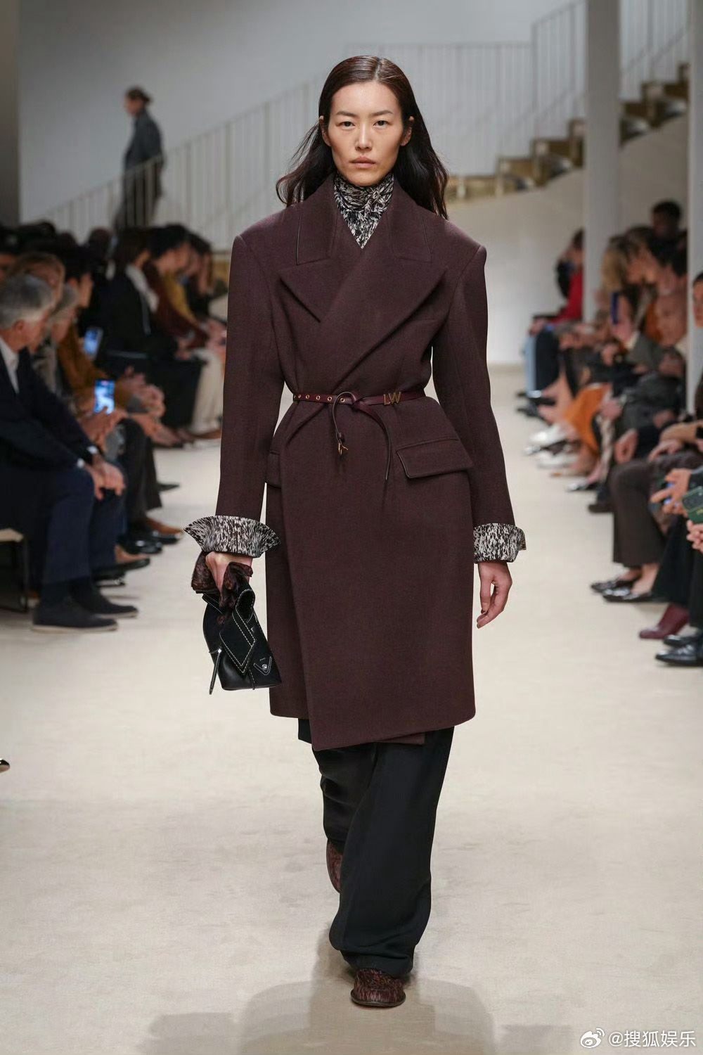 刘雯38岁状态 OMG！超模这几天在米兰时装周 鲨疯啦，大表姐为多个品牌走秀，气