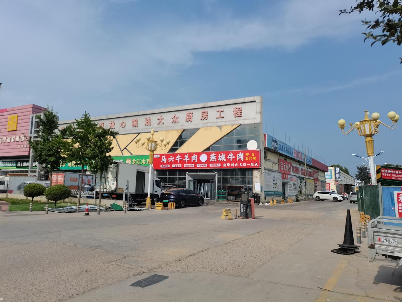 万民市场
西门围挡终于拆了
可以通行了
顺着市场往东走
市场空间还很大
再往东走