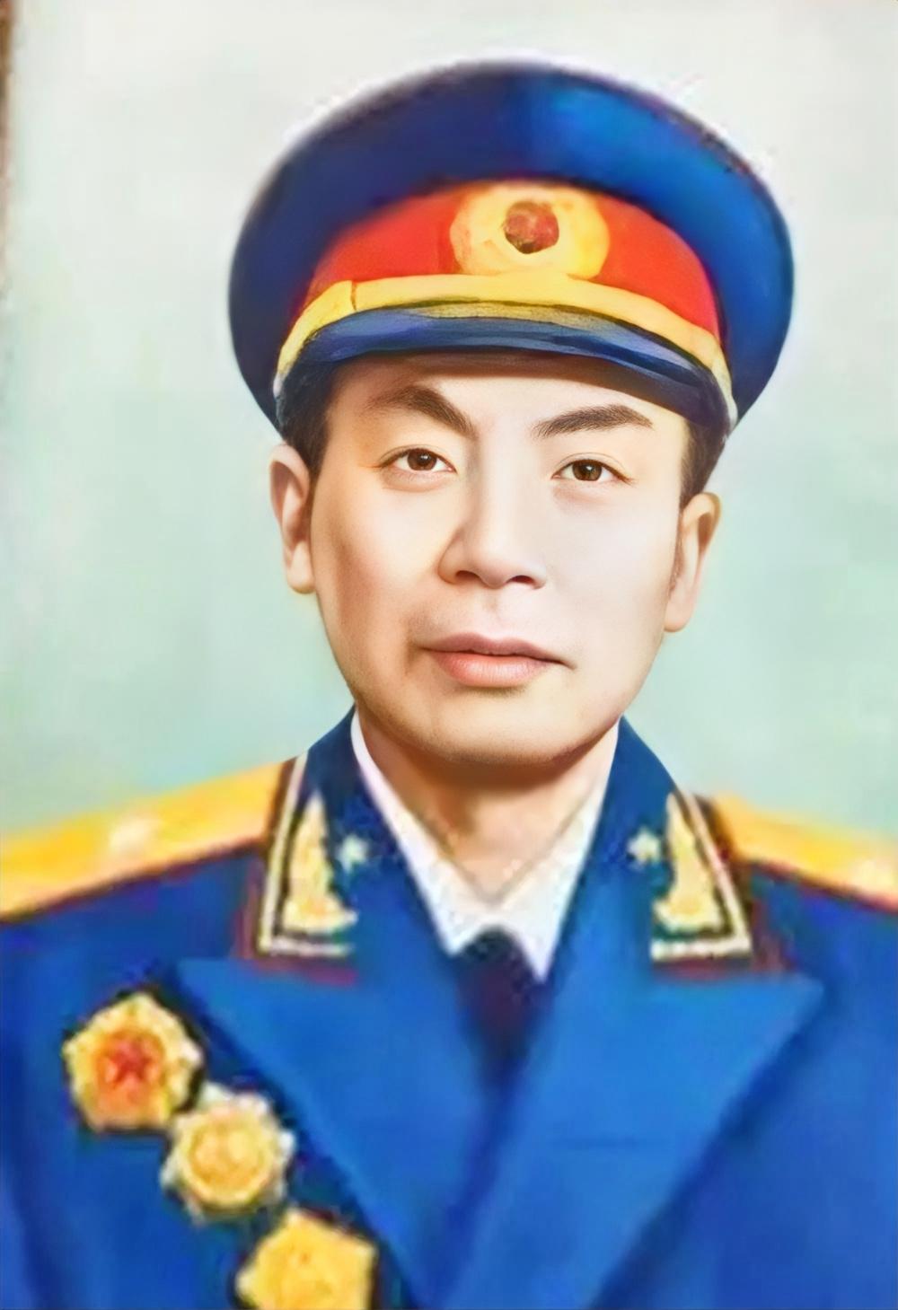 他是开国少将，官至总后勤部副部长，1983年平反，晚年经常捡废品，全部收入给贫困