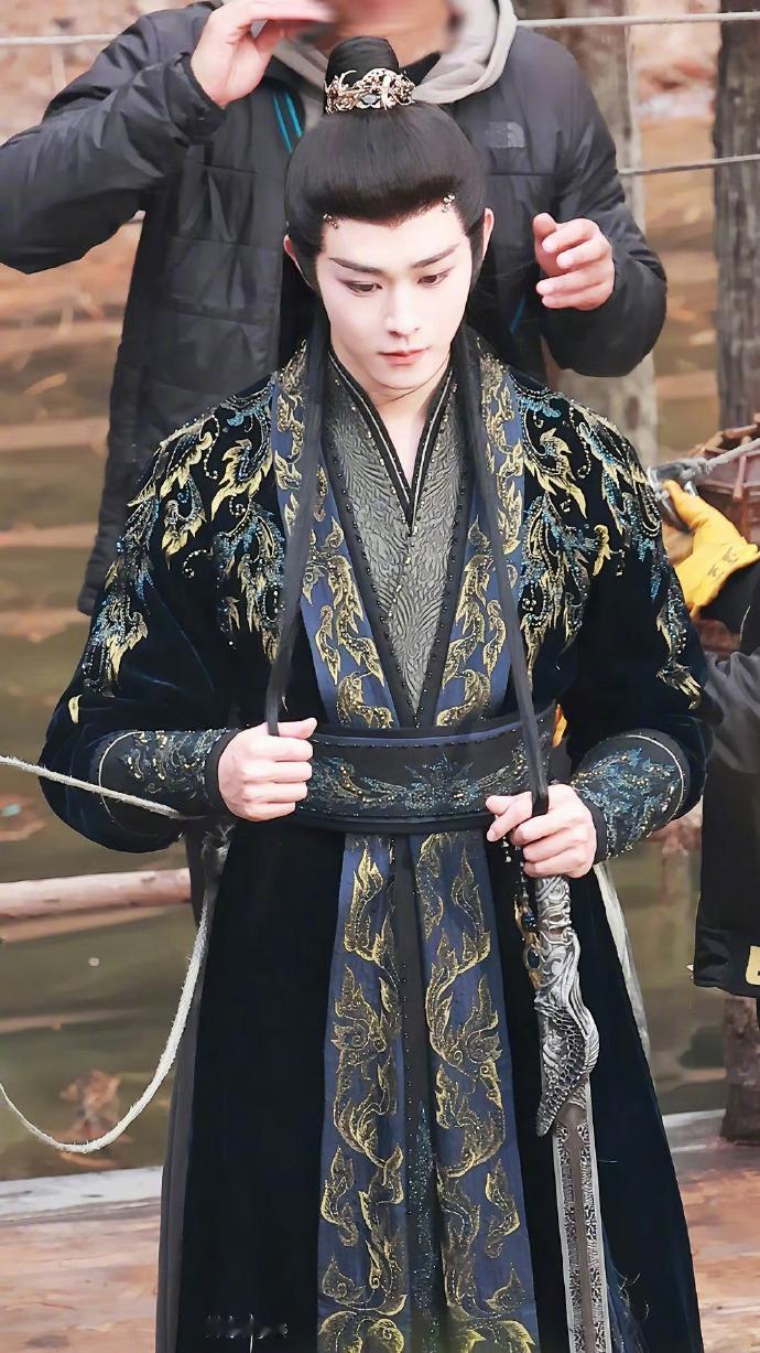 #田嘉瑞大梦归离海报##田嘉瑞大梦归离海报隐藏细节#看了《大梦归离》最新海报，对