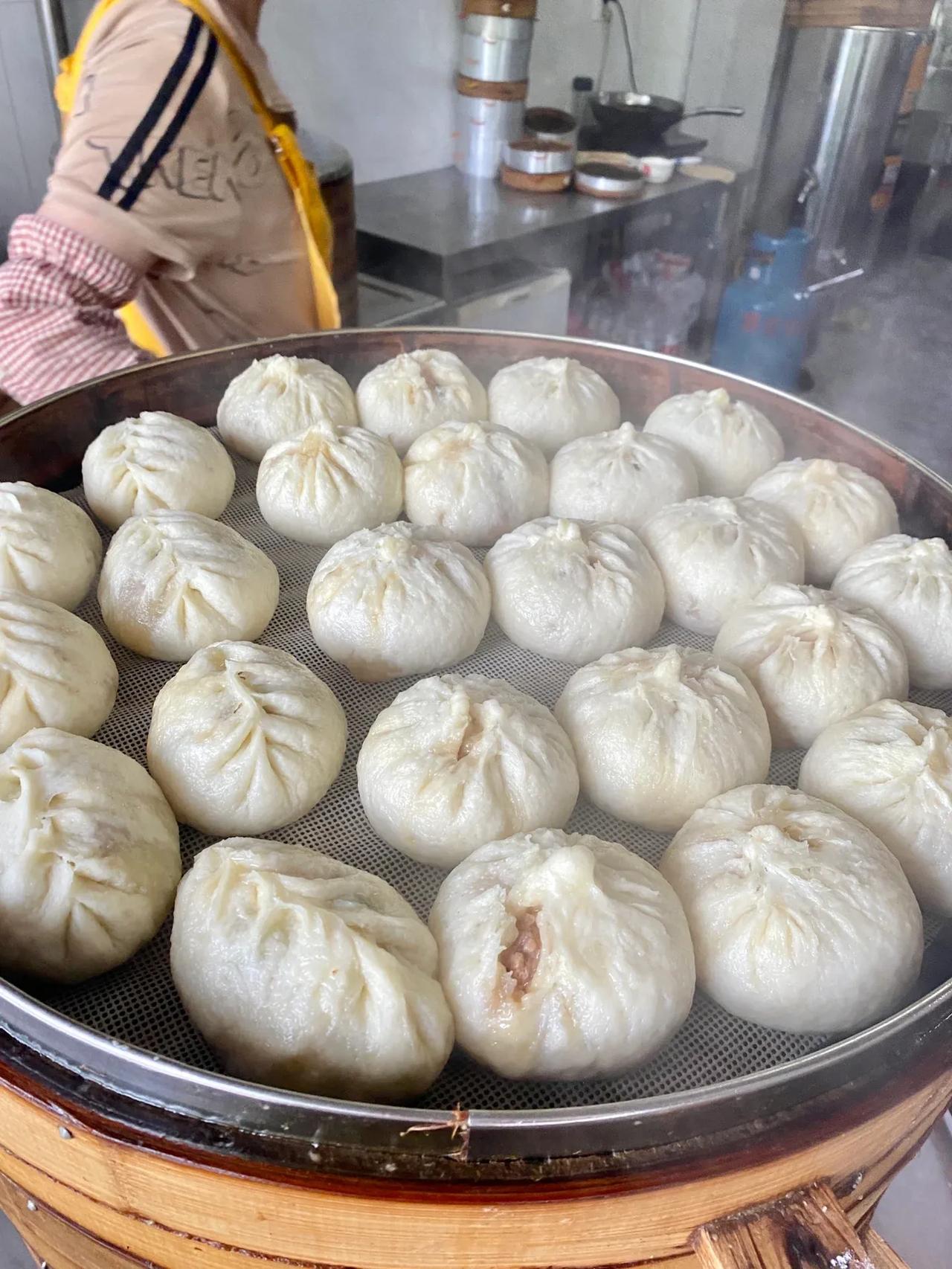真人真事！今天路过一个包子铺，买早餐，围了一堆人，一个老太太，穿着环卫服，跟包子