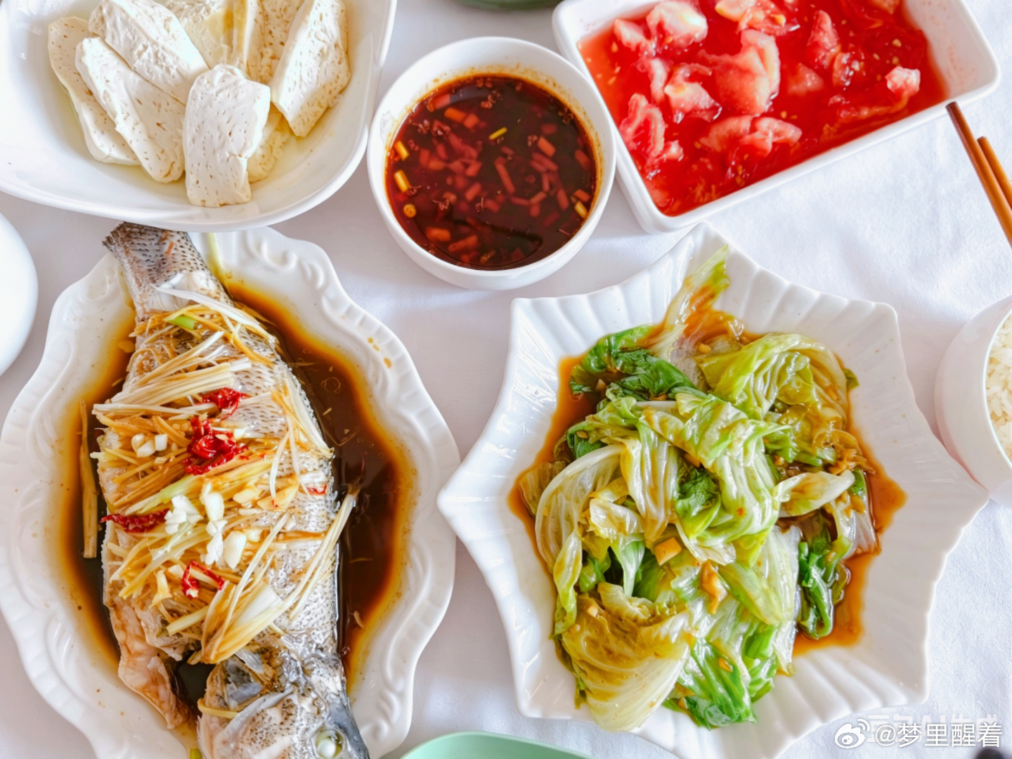 夏季天气炎热，做饭就主打能蒸就蒸，能煮就煮，能凉拌就凉拌，怎么省事怎么来。 