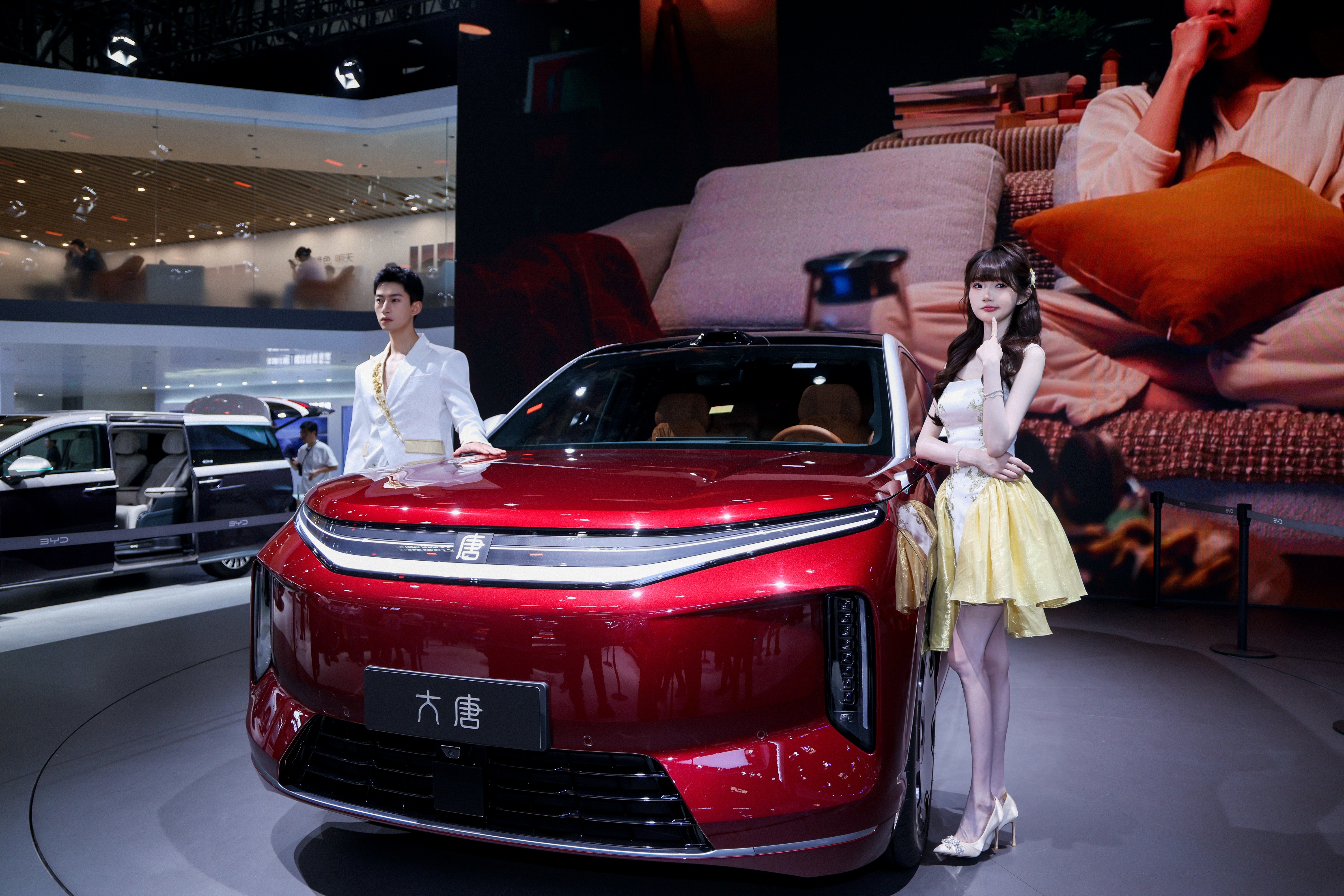 今年北京车展，比亚迪直接包下顺义E3馆，一进场就被高级感牢牢抓住。没有哗众取宠，