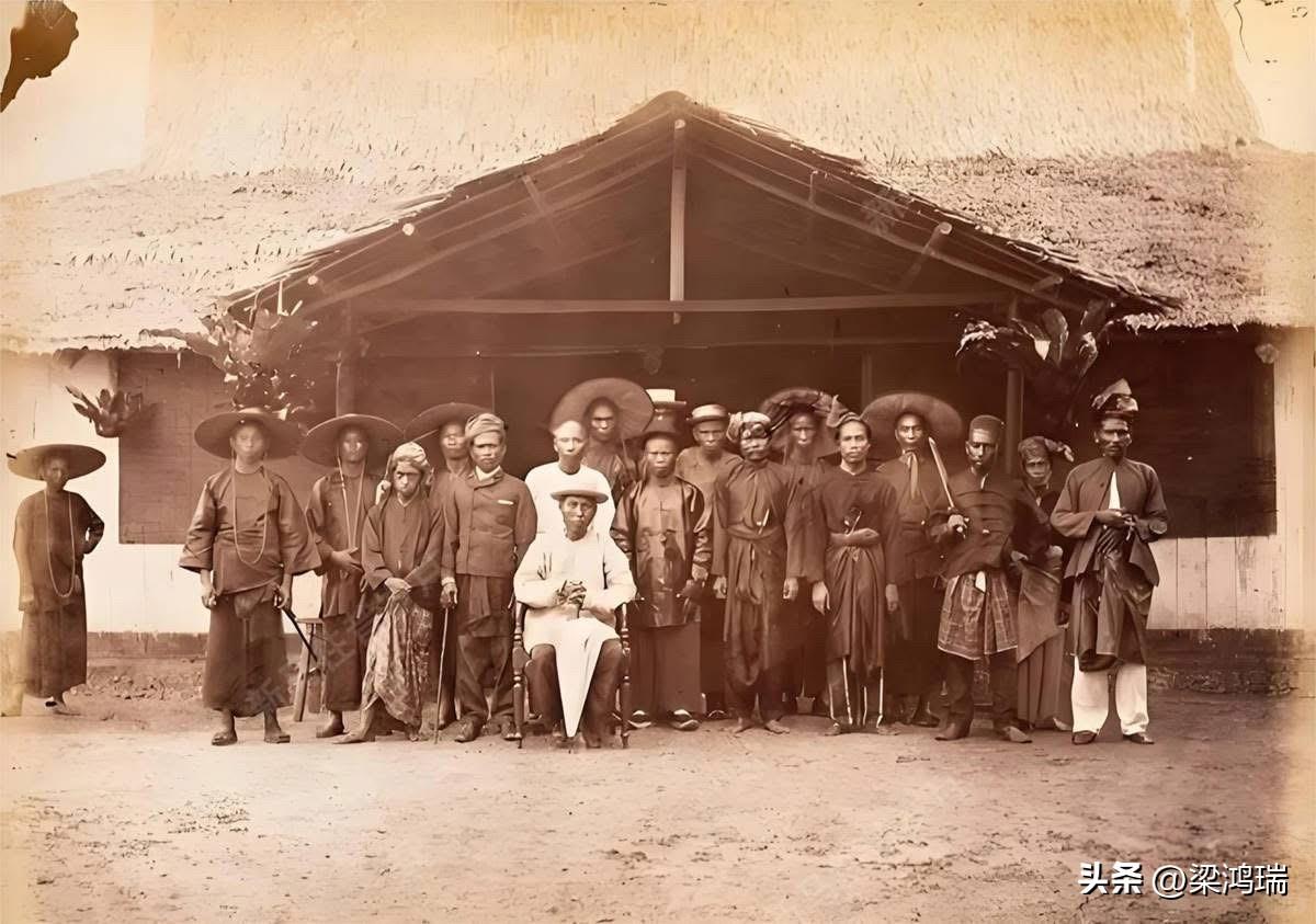 这张历史照片展示的是 19 世纪末，被称为 “甲必丹中国”（Captain Ch