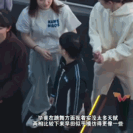 看莎莎的表情，是不是还有些小遗憾，本以为可以尽情的跳儿舞，看到旁边的美女不跳，她