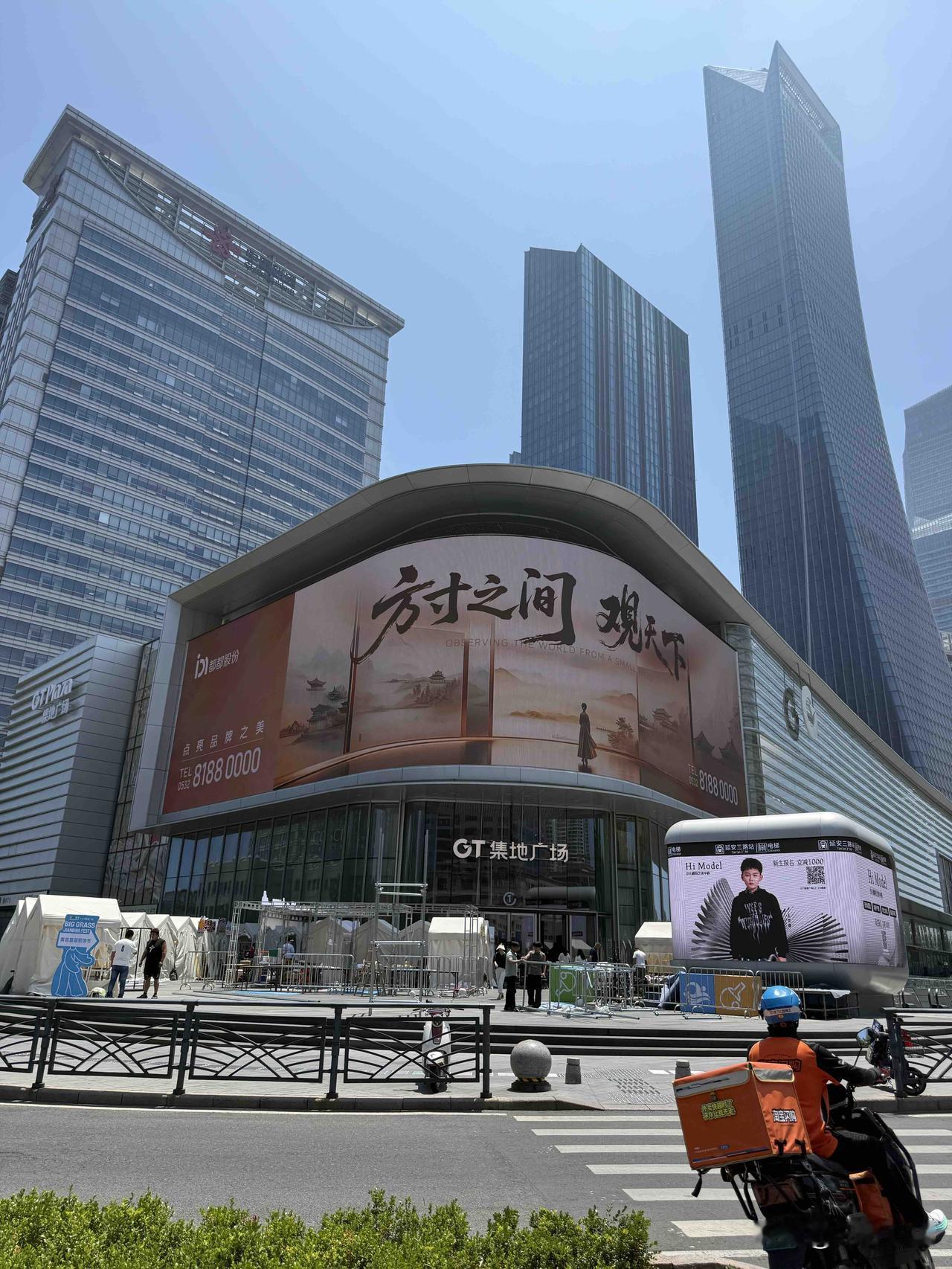 T集地广场，这里地处青岛市的香港中路和延安三路交汇处路口，这里的风景真的很漂亮，