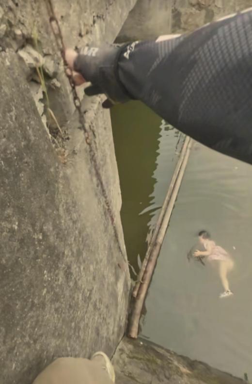 上央视新闻了！浙江慈溪，一名男子钓完鱼回家途中，意外瞥见水面漂着个穿尿不湿的孩子