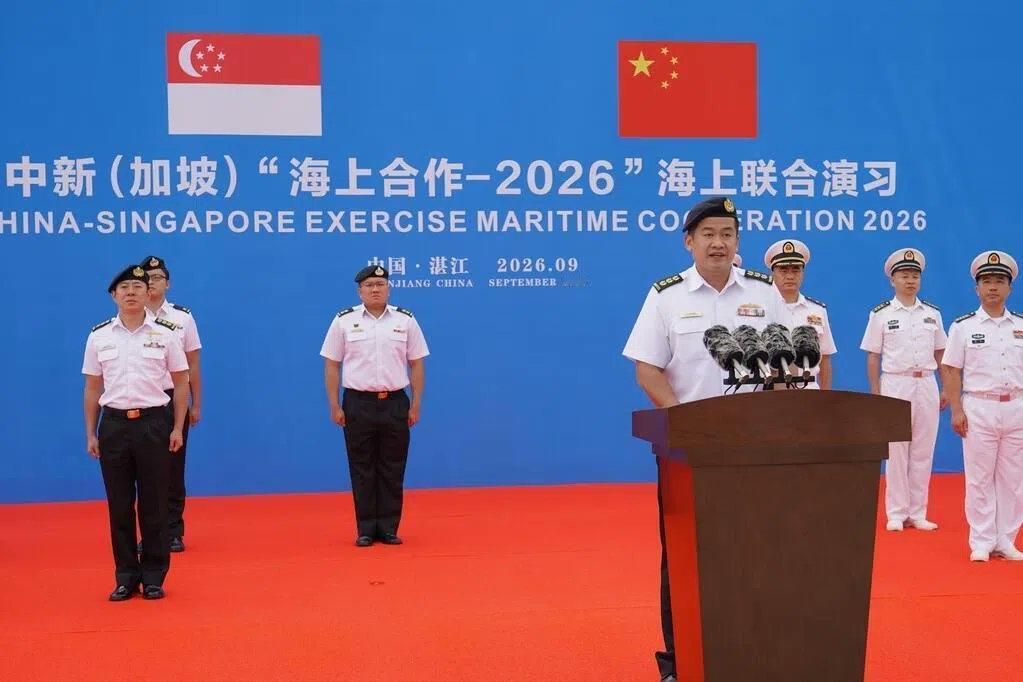 联合早报今天报道：“新加坡海军部队威武级护卫舰坚信号在中国广东湛江，与中国人民解