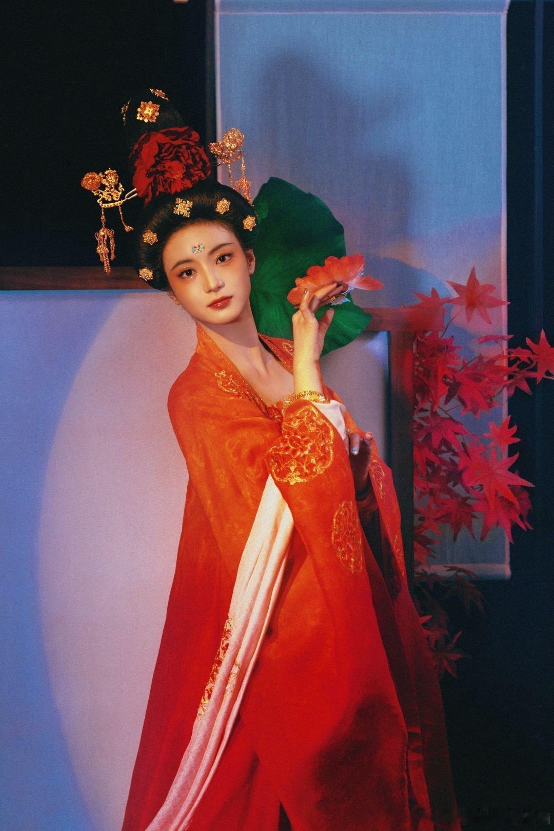 她往舞台上一站，仿佛从大唐画卷中走出，幼贞造型还原度拉满，优雅大气，让人一眼沦陷