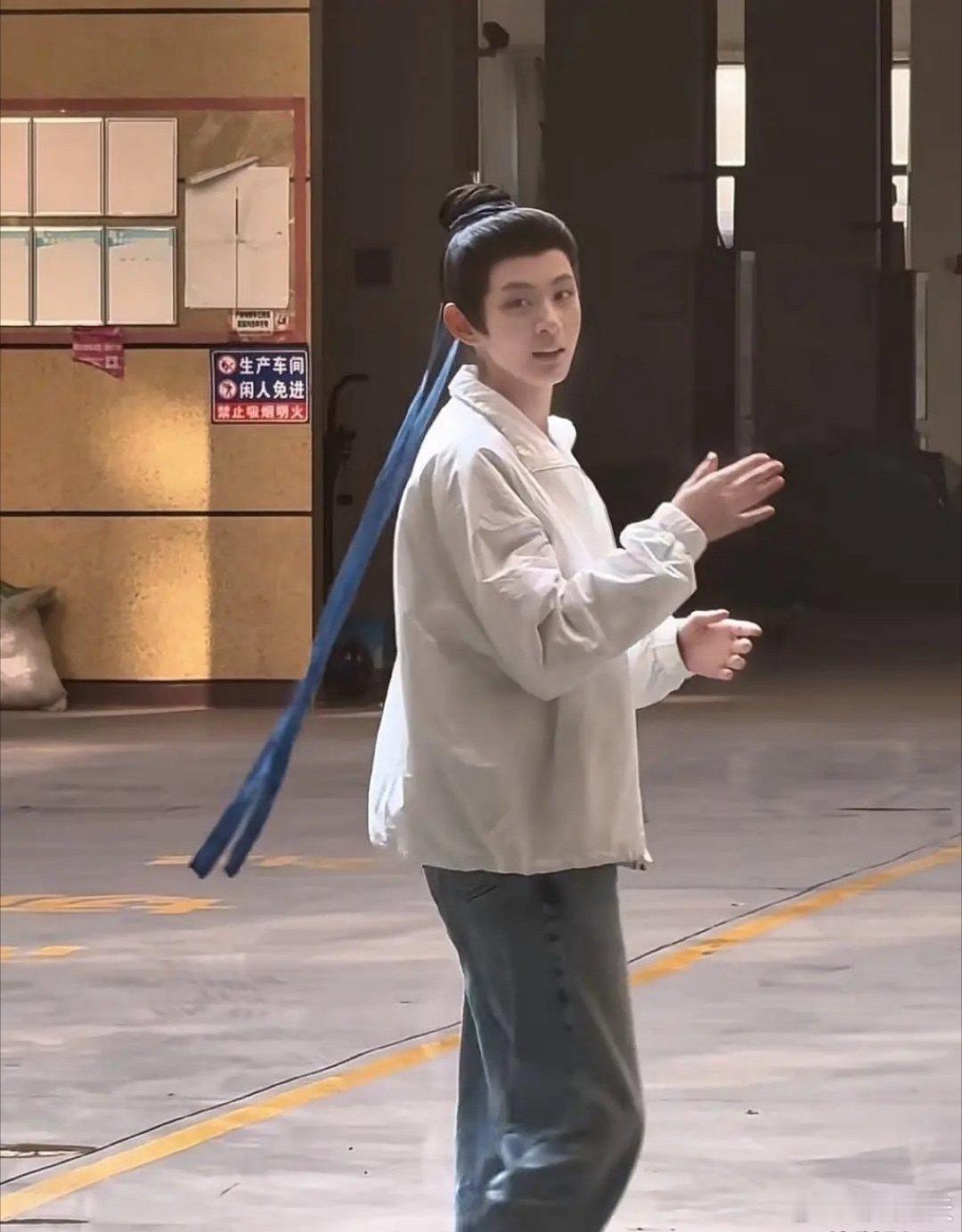 这居然是赵晴？第一眼根本没看出来是个女生！以后内娱男扮女装都按这个标准来！