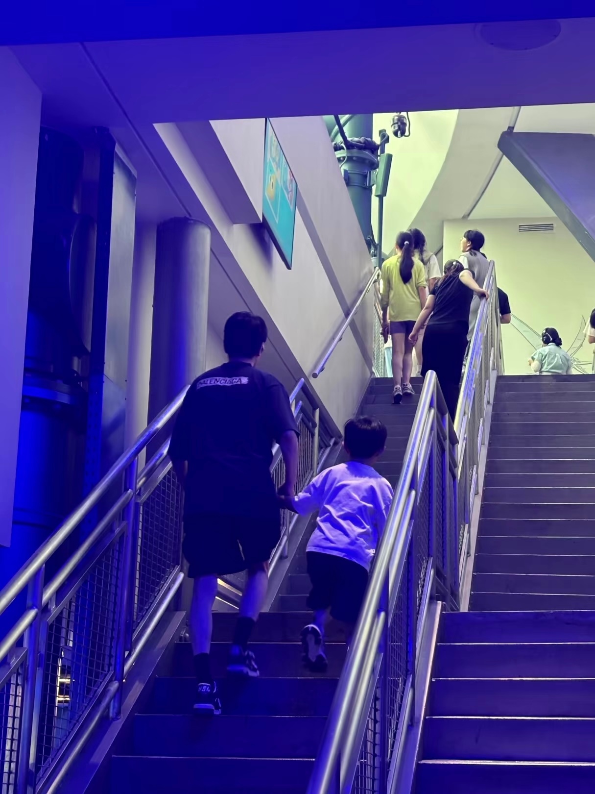 环球影城偶遇了冯绍峰带儿子玩网友环球影城偶遇冯绍峰带想想小想想都已经这么大了 