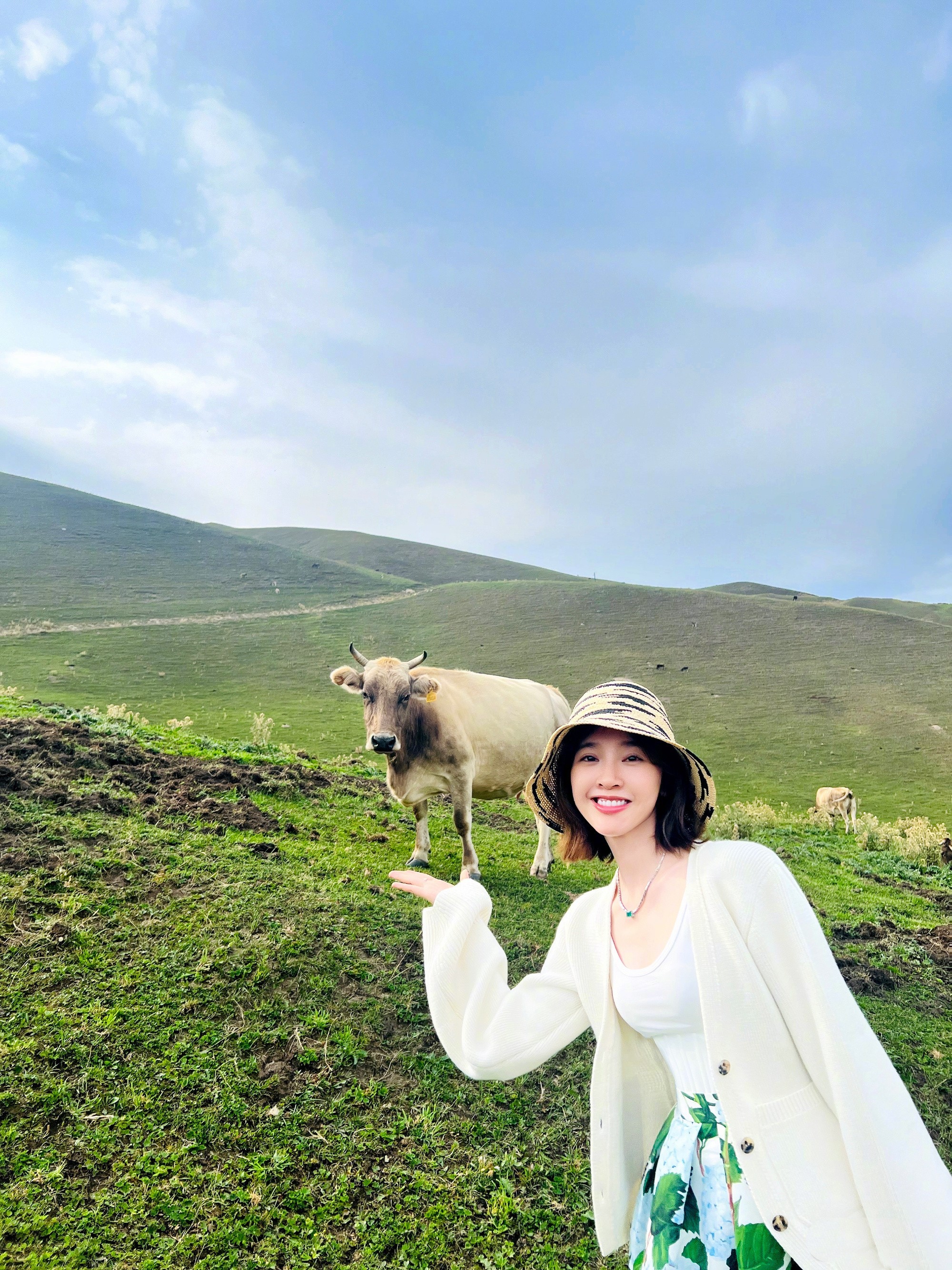 唐艺昕阳光草原花裙子，甜甜的假日气息 ​​​