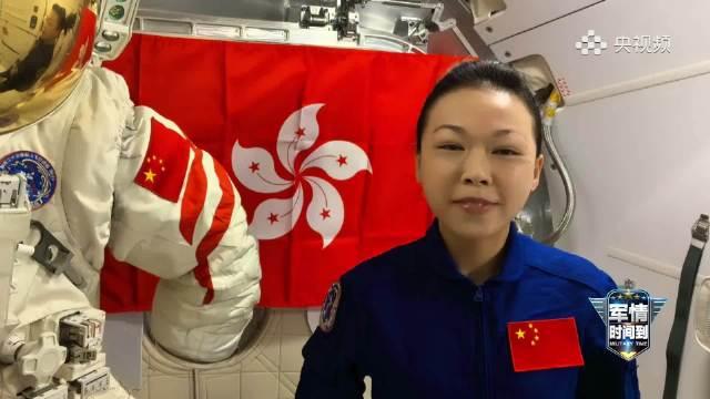 今天是个好日子，所以她笑成眯缝眼了……嗯，有点水肿是正常的。

毕竟是失重状态，