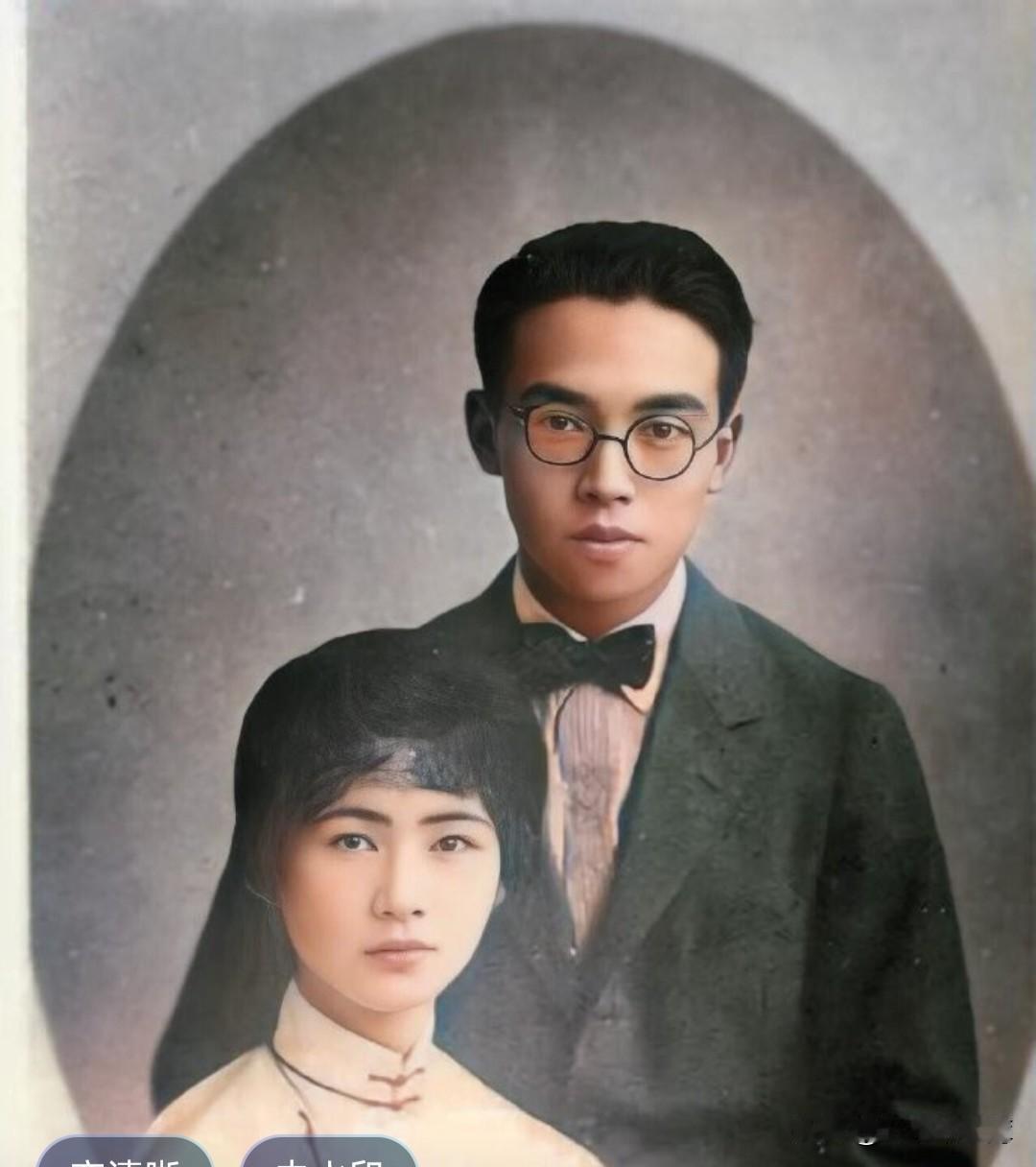 同样是新婚合影，林徽因坐着，林洙却站着。这反映了梁思成不同的心态。

和林徽因结