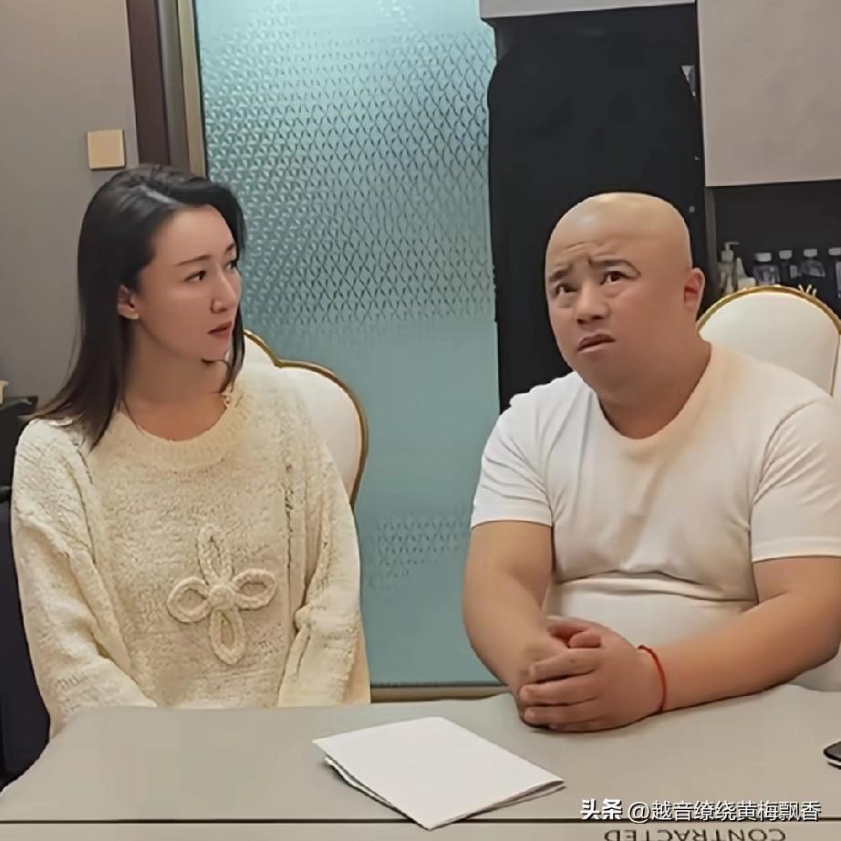 曹随风现在已经出师了，他拍的段子比师傅冯巩的段子也高明不了多少，但还带了点色彩。