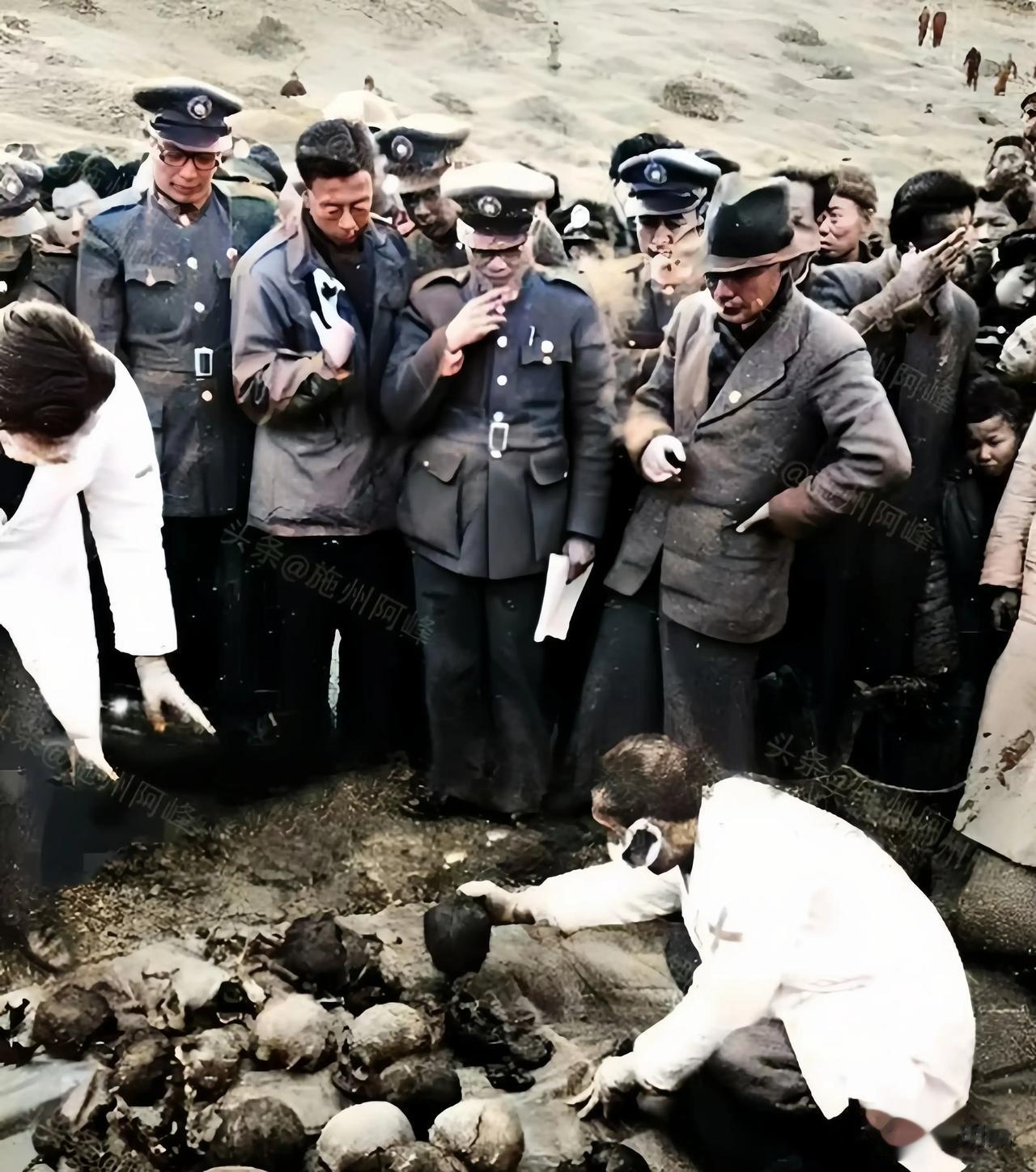 这张照片触目惊心，照片拍摄于1947年，在南京中华门，施工的人们无意间挖出了一个