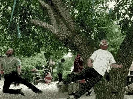 早晨公园里，一群大爷大妈把自己吊在树上锻炼，这画面真是让人惊掉下巴。不明真相的路
