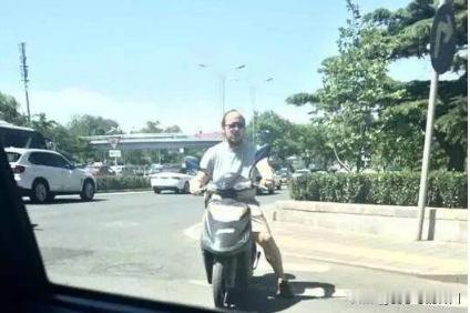 一个人的烟瘾究竟有多大？
今早碰见一个骑电动车的，他一手掏出一支香烟，一手掏出打