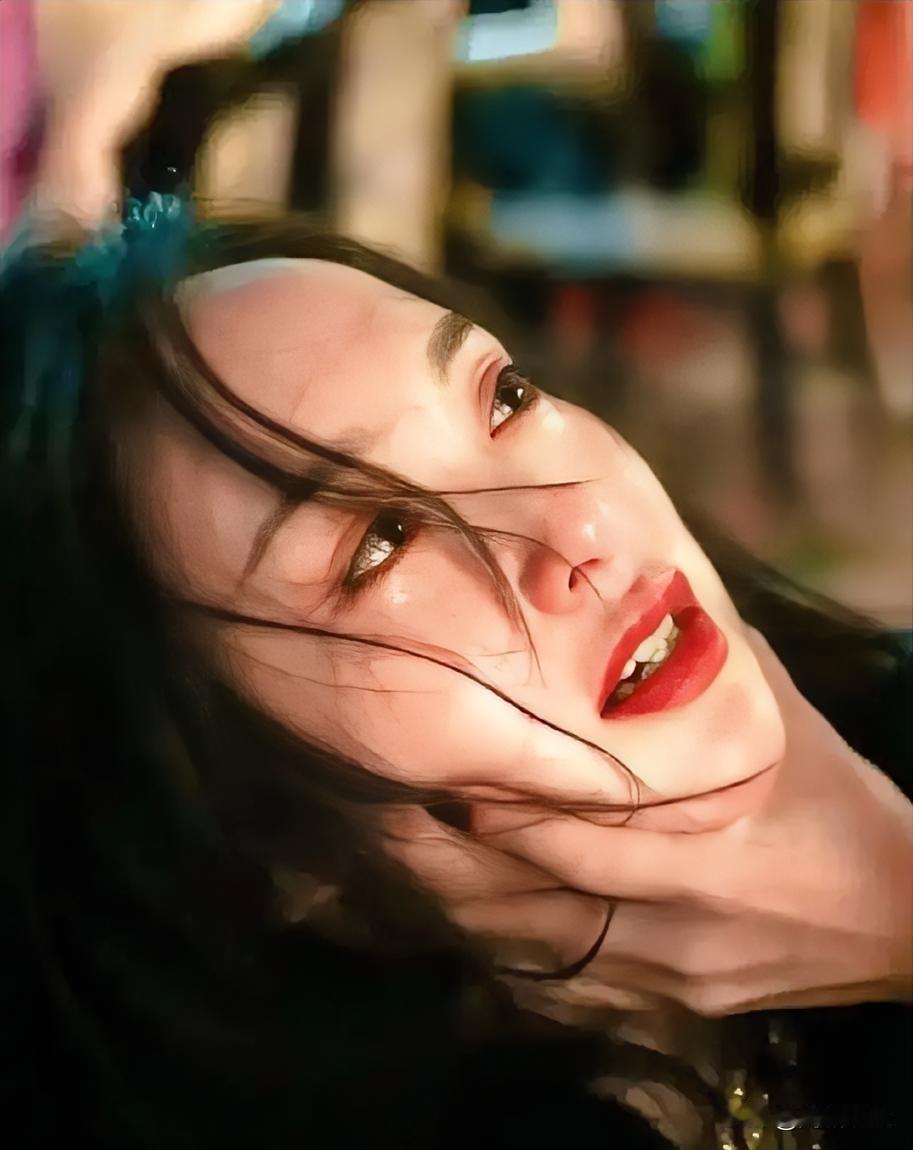 《唐嫣颠覆形象演"黑寡妇"？这部剧揭开娱乐圈二十年隐秘角落》
 
当《繁花》里的