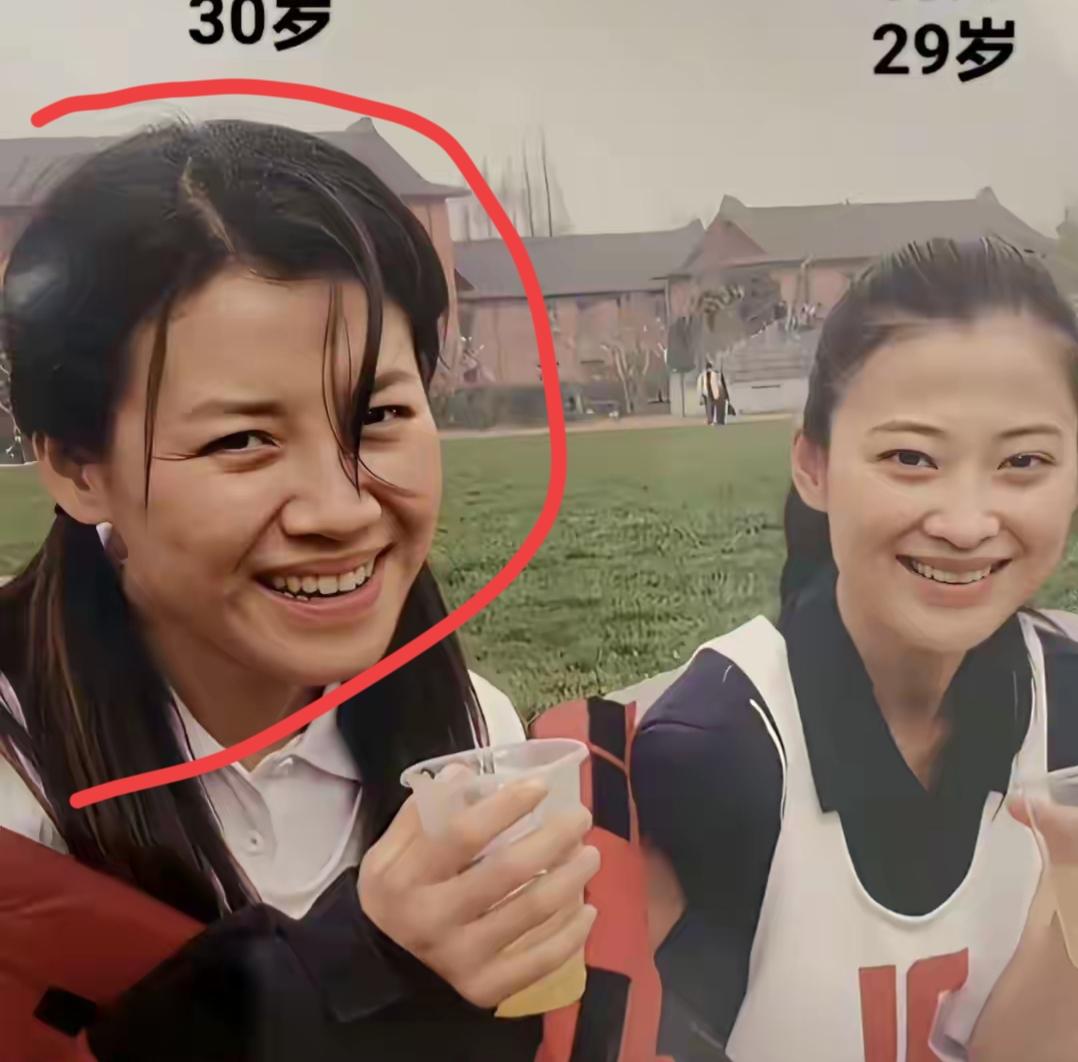 两个姐妹在草地上开心地喝饮料。2004年的一张合影，左边👈🏻这位是谁？都是演