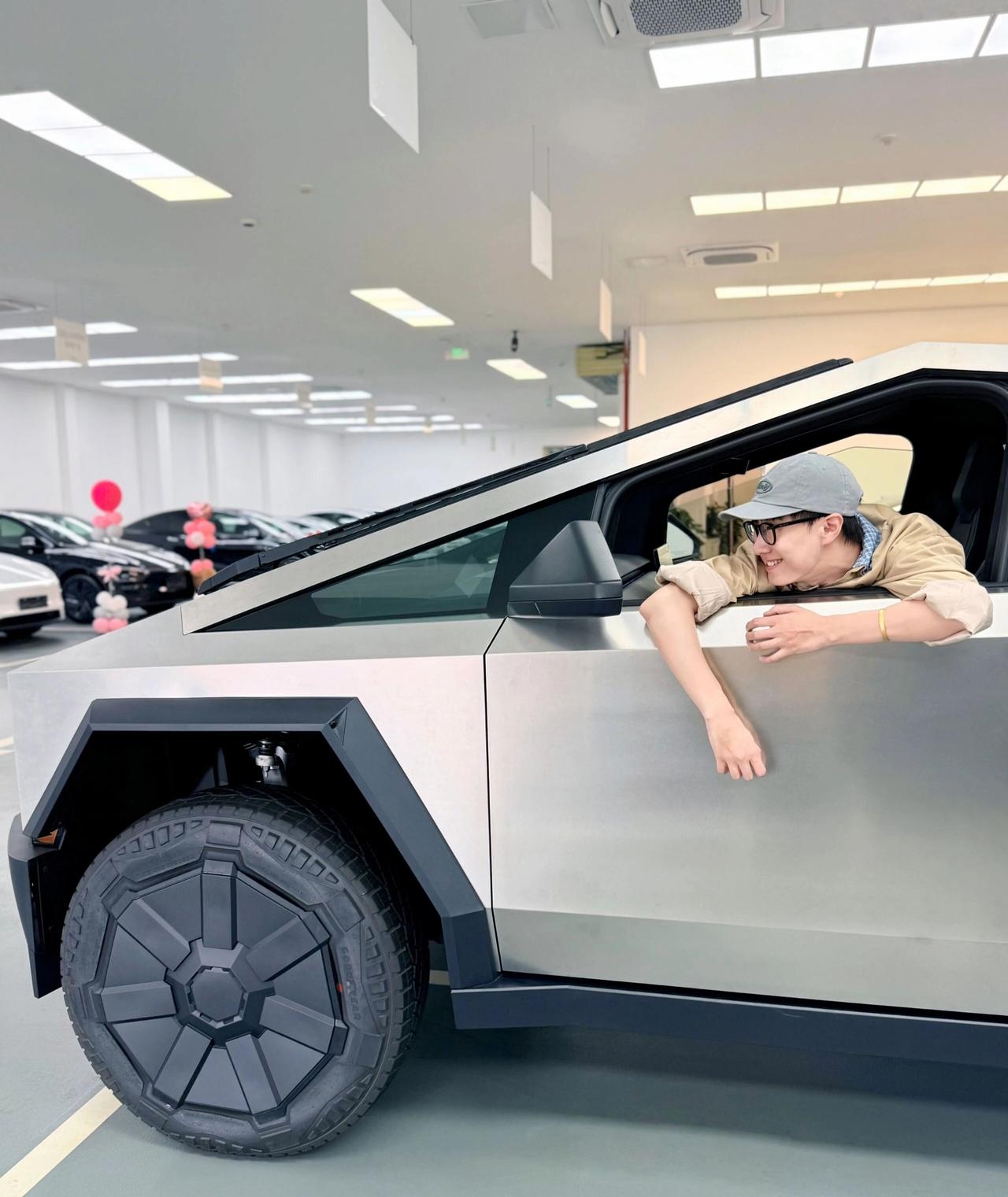 街头惊现赛博巨兽！特斯拉Cybertruck实车太酷，谁能抵得住这未来感？特斯拉