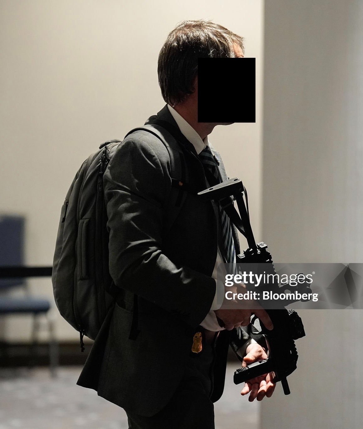 白宫记者晚宴拍摄期间，一名身着便服、携带紧凑型赫克勒-科赫 MP-7 冲锋枪的 