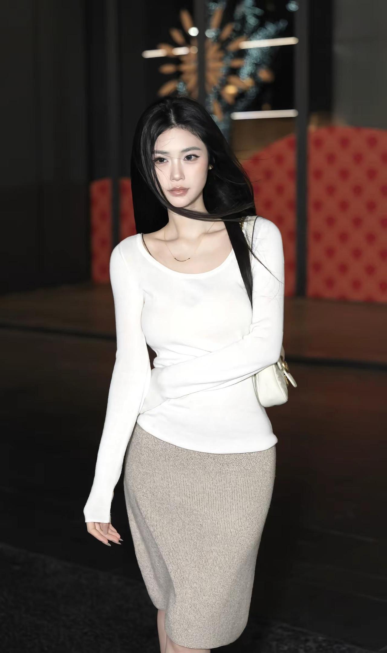 穿这套被街拍啦。温柔风穿搭 初春穿搭 气质穿搭 春天的美只有裙子才配