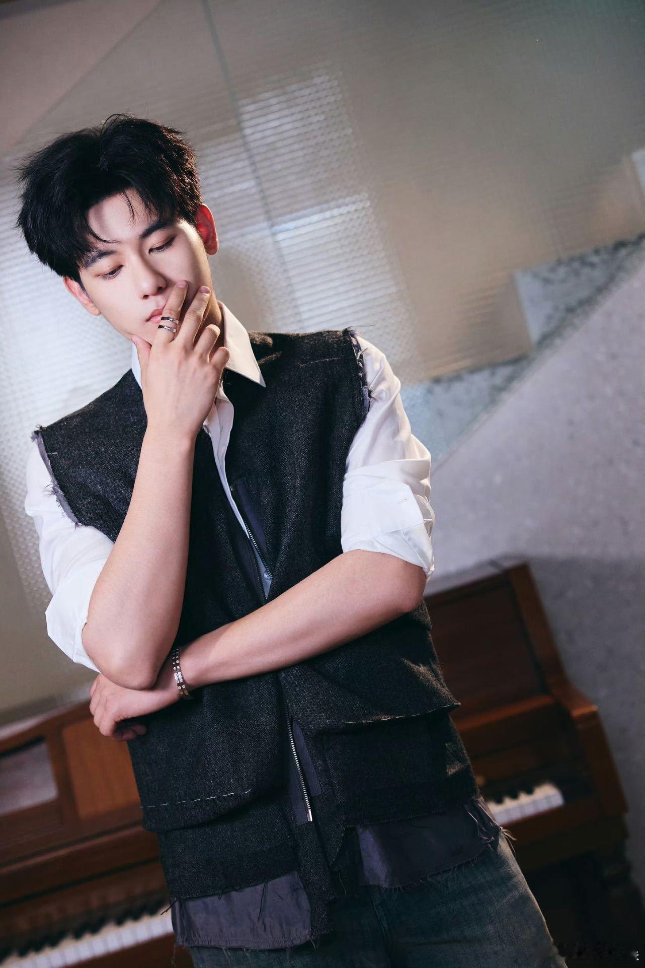 胡先煦二十一世纪的性感是大脑被狠狠拿捏！胡先煦演的律师洞察力超强，西装眼镜造型配