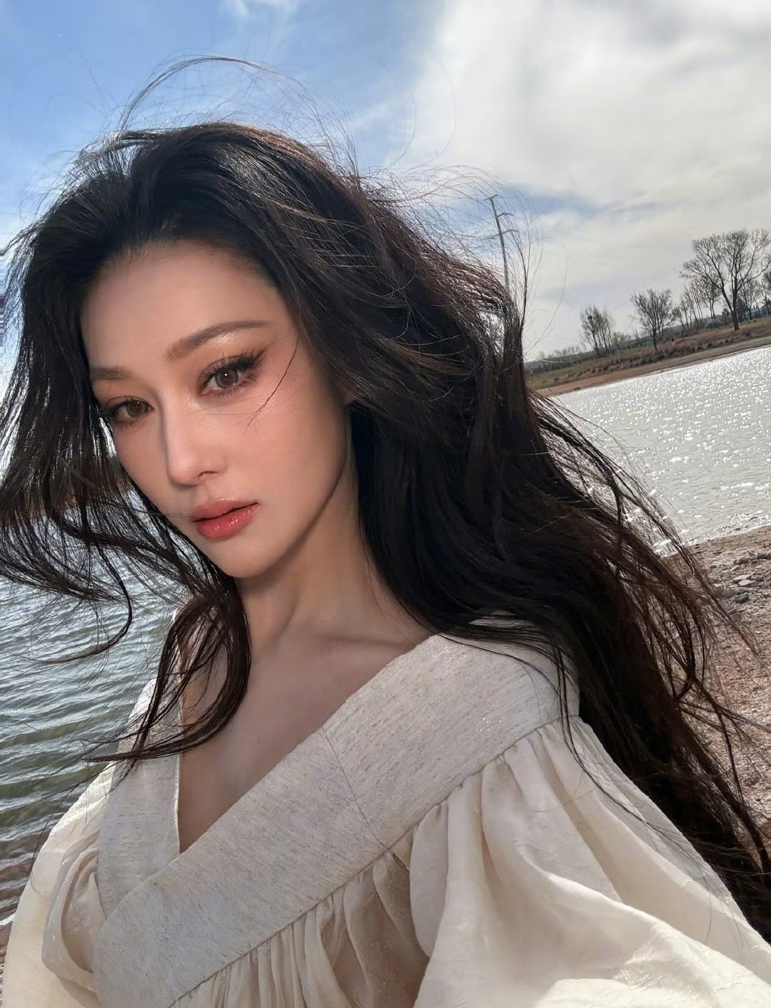 军嫂张馨予网上发文惹争议了。一会在网上放话，说自己从来不装柔弱，对这种行为嗤之以